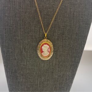 Vintage Gold Tone Cameo Locket Pendant Necklace Costume Jewelry Orange Coral 9”